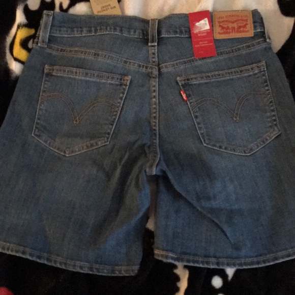 Levi’s Mid Length shorts (Brand new) - Picture 2 of 4